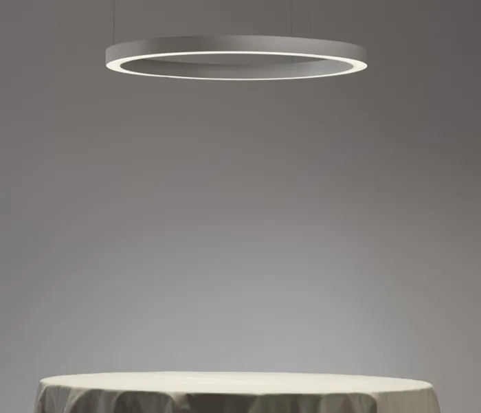 Lámpara de suspensión TR diseñada por Josep Lluís Xuclà para Insòlit, una lámpara de suspensión circular de diseño contemporáneo. Esta lámpara de suspensión destaca por su perfil de aluminio extruido y curvado, combinado con un difusor de policarbonato gel que suaviza la iluminación, ideal para proyectos de iluminación a medida y lámparas a medida. La lámpara de suspensión TR es totalmente personalizable y perfecta para crear combinaciones de lámparas suspendidas o lámparas flotantes combinables en lobbis de hotel, recepción y grandes espacios. Como lámpara de gran escala y lámpara de diseño exclusiva, la TR aporta funcionalidad y estilo en proyectos de lighting design, iluminación a medida y decoración de interiores. Este modelo de lámpara de suspensión circular permite múltiples combinaciones con otras lámparas suspendidas, facilitando composiciones únicas para lobbis de hotel, recepciones y grandes salones. La lámpara de suspensión TR de Insòlit es la elección ideal para quienes buscan lámparas combinables suspendidas, iluminación a medida y productos de alta calidad en lámparas de diseño y lighting design. TR suspension lamp designed by Josep Lluís Xuclà for Insòlit is a circular suspension lamp with a contemporary design. This suspension lamp features an extruded and curved aluminum profile combined with a gel polycarbonate diffuser that softens the lighting, perfect for bespoke lighting and custom lamps projects. The TR suspension lamp is fully customizable and ideal for creating combinations of suspended lamps or combinable floating lamps for hotel lobbies, receptions, and large spaces. As a large-scale lamp and designer lamp, the TR provides functionality and style in lighting design, bespoke lighting, and interior decoration projects. This circular suspension lamp model allows multiple combinations with other suspended lamps, enabling unique compositions for hotel lobbies, receptions, and large halls. The Insòlit TR suspension lamp is the perfect choice for those looking for combinable suspended lamps, bespoke lighting, and high-quality products in designer lamps and lighting design.