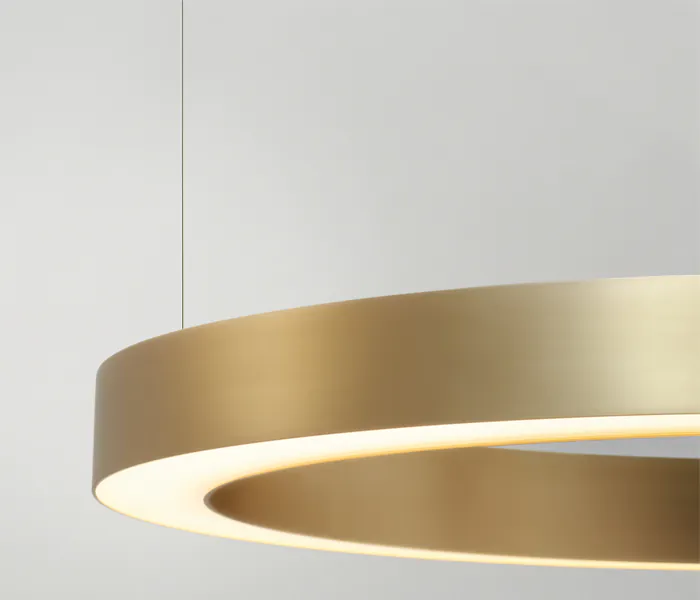 Lámpara de suspensión TR diseñada por Josep Lluís Xuclà para Insòlit, una lámpara de suspensión circular de diseño contemporáneo. Esta lámpara de suspensión destaca por su perfil de aluminio extruido y curvado, combinado con un difusor de policarbonato gel que suaviza la iluminación, ideal para proyectos de iluminación a medida y lámparas a medida. La lámpara de suspensión TR es totalmente personalizable y perfecta para crear combinaciones de lámparas suspendidas o lámparas flotantes combinables en lobbis de hotel, recepción y grandes espacios. Como lámpara de gran escala y lámpara de diseño exclusiva, la TR aporta funcionalidad y estilo en proyectos de lighting design, iluminación a medida y decoración de interiores. Este modelo de lámpara de suspensión circular permite múltiples combinaciones con otras lámparas suspendidas, facilitando composiciones únicas para lobbis de hotel, recepciones y grandes salones. La lámpara de suspensión TR de Insòlit es la elección ideal para quienes buscan lámparas combinables suspendidas, iluminación a medida y productos de alta calidad en lámparas de diseño y lighting design. TR suspension lamp designed by Josep Lluís Xuclà for Insòlit is a circular suspension lamp with a contemporary design. This suspension lamp features an extruded and curved aluminum profile combined with a gel polycarbonate diffuser that softens the lighting, perfect for bespoke lighting and custom lamps projects. The TR suspension lamp is fully customizable and ideal for creating combinations of suspended lamps or combinable floating lamps for hotel lobbies, receptions, and large spaces. As a large-scale lamp and designer lamp, the TR provides functionality and style in lighting design, bespoke lighting, and interior decoration projects. This circular suspension lamp model allows multiple combinations with other suspended lamps, enabling unique compositions for hotel lobbies, receptions, and large halls. The Insòlit TR suspension lamp is the perfect choice for those looking for combinable suspended lamps, bespoke lighting, and high-quality products in designer lamps and lighting design.