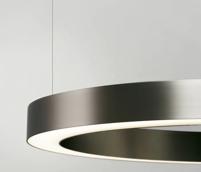 Lámpara de suspensión TR diseñada por Josep Lluís Xuclà para Insòlit, una lámpara de suspensión circular de diseño contemporáneo. Esta lámpara de suspensión destaca por su perfil de aluminio extruido y curvado, combinado con un difusor de policarbonato gel que suaviza la iluminación, ideal para proyectos de iluminación a medida y lámparas a medida. La lámpara de suspensión TR es totalmente personalizable y perfecta para crear combinaciones de lámparas suspendidas o lámparas flotantes combinables en lobbis de hotel, recepción y grandes espacios. Como lámpara de gran escala y lámpara de diseño exclusiva, la TR aporta funcionalidad y estilo en proyectos de lighting design, iluminación a medida y decoración de interiores. Este modelo de lámpara de suspensión circular permite múltiples combinaciones con otras lámparas suspendidas, facilitando composiciones únicas para lobbis de hotel, recepciones y grandes salones. La lámpara de suspensión TR de Insòlit es la elección ideal para quienes buscan lámparas combinables suspendidas, iluminación a medida y productos de alta calidad en lámparas de diseño y lighting design. TR suspension lamp designed by Josep Lluís Xuclà for Insòlit is a circular suspension lamp with a contemporary design. This suspension lamp features an extruded and curved aluminum profile combined with a gel polycarbonate diffuser that softens the lighting, perfect for bespoke lighting and custom lamps projects. The TR suspension lamp is fully customizable and ideal for creating combinations of suspended lamps or combinable floating lamps for hotel lobbies, receptions, and large spaces. As a large-scale lamp and designer lamp, the TR provides functionality and style in lighting design, bespoke lighting, and interior decoration projects. This circular suspension lamp model allows multiple combinations with other suspended lamps, enabling unique compositions for hotel lobbies, receptions, and large halls. The Insòlit TR suspension lamp is the perfect choice for those looking for combinable suspended lamps, bespoke lighting, and high-quality products in designer lamps and lighting design.