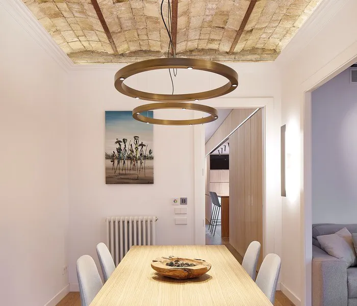 Lámpara de suspensión TR diseñada por Josep Lluís Xuclà para Insòlit, una lámpara de suspensión circular de diseño contemporáneo. Esta lámpara de suspensión destaca por su perfil de aluminio extruido y curvado, combinado con un difusor de policarbonato gel que suaviza la iluminación, ideal para proyectos de iluminación a medida y lámparas a medida. La lámpara de suspensión TR es totalmente personalizable y perfecta para crear combinaciones de lámparas suspendidas o lámparas flotantes combinables en lobbis de hotel, recepción y grandes espacios. Como lámpara de gran escala y lámpara de diseño exclusiva, la TR aporta funcionalidad y estilo en proyectos de lighting design, iluminación a medida y decoración de interiores. Este modelo de lámpara de suspensión circular permite múltiples combinaciones con otras lámparas suspendidas, facilitando composiciones únicas para lobbis de hotel, recepciones y grandes salones. La lámpara de suspensión TR de Insòlit es la elección ideal para quienes buscan lámparas combinables suspendidas, iluminación a medida y productos de alta calidad en lámparas de diseño y lighting design. TR suspension lamp designed by Josep Lluís Xuclà for Insòlit is a circular suspension lamp with a contemporary design. This suspension lamp features an extruded and curved aluminum profile combined with a gel polycarbonate diffuser that softens the lighting, perfect for bespoke lighting and custom lamps projects. The TR suspension lamp is fully customizable and ideal for creating combinations of suspended lamps or combinable floating lamps for hotel lobbies, receptions, and large spaces. As a large-scale lamp and designer lamp, the TR provides functionality and style in lighting design, bespoke lighting, and interior decoration projects. This circular suspension lamp model allows multiple combinations with other suspended lamps, enabling unique compositions for hotel lobbies, receptions, and large halls. The Insòlit TR suspension lamp is the perfect choice for those looking for combinable suspended lamps, bespoke lighting, and high-quality products in designer lamps and lighting design.