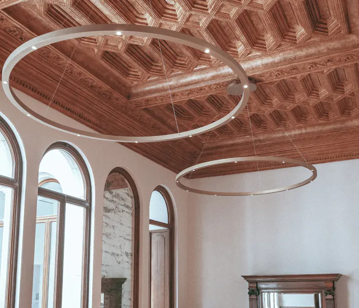 Lámpara de suspensión TR diseñada por Josep Lluís Xuclà para Insòlit, una lámpara de suspensión circular de diseño contemporáneo. Esta lámpara de suspensión destaca por su perfil de aluminio extruido y curvado, combinado con un difusor de policarbonato gel que suaviza la iluminación, ideal para proyectos de iluminación a medida y lámparas a medida. La lámpara de suspensión TR es totalmente personalizable y perfecta para crear combinaciones de lámparas suspendidas o lámparas flotantes combinables en lobbis de hotel, recepción y grandes espacios. Como lámpara de gran escala y lámpara de diseño exclusiva, la TR aporta funcionalidad y estilo en proyectos de lighting design, iluminación a medida y decoración de interiores. Este modelo de lámpara de suspensión circular permite múltiples combinaciones con otras lámparas suspendidas, facilitando composiciones únicas para lobbis de hotel, recepciones y grandes salones. La lámpara de suspensión TR de Insòlit es la elección ideal para quienes buscan lámparas combinables suspendidas, iluminación a medida y productos de alta calidad en lámparas de diseño y lighting design. TR suspension lamp designed by Josep Lluís Xuclà for Insòlit is a circular suspension lamp with a contemporary design. This suspension lamp features an extruded and curved aluminum profile combined with a gel polycarbonate diffuser that softens the lighting, perfect for bespoke lighting and custom lamps projects. The TR suspension lamp is fully customizable and ideal for creating combinations of suspended lamps or combinable floating lamps for hotel lobbies, receptions, and large spaces. As a large-scale lamp and designer lamp, the TR provides functionality and style in lighting design, bespoke lighting, and interior decoration projects. This circular suspension lamp model allows multiple combinations with other suspended lamps, enabling unique compositions for hotel lobbies, receptions, and large halls. The Insòlit TR suspension lamp is the perfect choice for those looking for combinable suspended lamps, bespoke lighting, and high-quality products in designer lamps and lighting design.