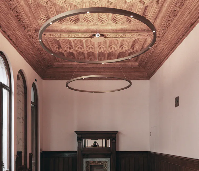 Lámpara de suspensión TR diseñada por Josep Lluís Xuclà para Insòlit, una lámpara de suspensión circular de diseño contemporáneo. Esta lámpara de suspensión destaca por su perfil de aluminio extruido y curvado, combinado con un difusor de policarbonato gel que suaviza la iluminación, ideal para proyectos de iluminación a medida y lámparas a medida. La lámpara de suspensión TR es totalmente personalizable y perfecta para crear combinaciones de lámparas suspendidas o lámparas flotantes combinables en lobbis de hotel, recepción y grandes espacios. Como lámpara de gran escala y lámpara de diseño exclusiva, la TR aporta funcionalidad y estilo en proyectos de lighting design, iluminación a medida y decoración de interiores. Este modelo de lámpara de suspensión circular permite múltiples combinaciones con otras lámparas suspendidas, facilitando composiciones únicas para lobbis de hotel, recepciones y grandes salones. La lámpara de suspensión TR de Insòlit es la elección ideal para quienes buscan lámparas combinables suspendidas, iluminación a medida y productos de alta calidad en lámparas de diseño y lighting design. TR suspension lamp designed by Josep Lluís Xuclà for Insòlit is a circular suspension lamp with a contemporary design. This suspension lamp features an extruded and curved aluminum profile combined with a gel polycarbonate diffuser that softens the lighting, perfect for bespoke lighting and custom lamps projects. The TR suspension lamp is fully customizable and ideal for creating combinations of suspended lamps or combinable floating lamps for hotel lobbies, receptions, and large spaces. As a large-scale lamp and designer lamp, the TR provides functionality and style in lighting design, bespoke lighting, and interior decoration projects. This circular suspension lamp model allows multiple combinations with other suspended lamps, enabling unique compositions for hotel lobbies, receptions, and large halls. The Insòlit TR suspension lamp is the perfect choice for those looking for combinable suspended lamps, bespoke lighting, and high-quality products in designer lamps and lighting design.