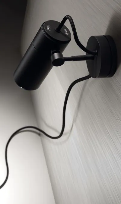 Proyector de diseño con base magnética para superficies metálicas GU10 LED diseñado por Jean-Michel Wilmotte. Insolit Focus Magnet