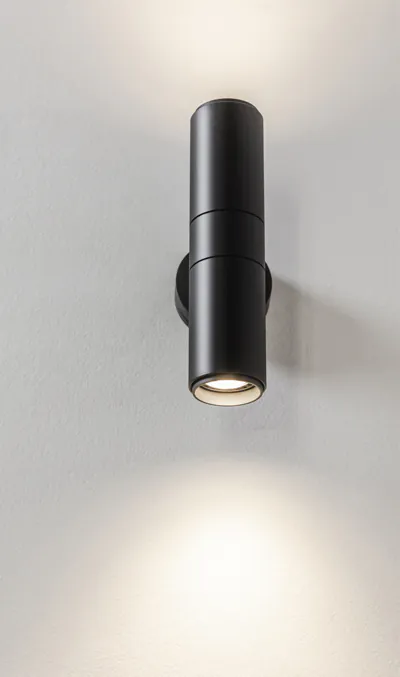 Proyector de diseño exterior doble orientable diseñado por Jean-Michel Wilmotte. Insolit Focus Line Wall Double