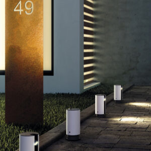 Luminaria de balizamiento de diseño orientable para exterior con proyector. Insolit Banús
