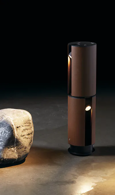 Luminaria de balizamiento de diseño orientable para exterior con proyectores. Insolit Banús Twice