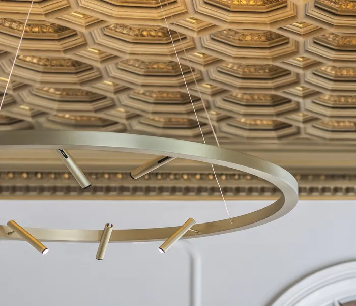TR Down Stick, lámpara de suspensión circular con spotlight orientables diseñada por Josep Lluís Xuclà para Insòlit. Iluminación de diseño con luz directa y proyectores integrados en perfil de aluminio extruido curvado, difusor de policarbonato gel y sistema regulable en altura con cables de acero inoxidable. Florón circular independiente para instalación en superficie. Lámpara colgante personalizable ideal para diseño de iluminación en hoteles, recepciones y grandes espacios. Perfecta para proyectos de iluminación a medida, lighting design y arquitectura de interiores – iluminación para hoteles de alto nivel – Insolit BCN Lighting TR Down Stick, circular suspension lamp with integrated spotlights designed by Josep Lluís Xuclà for Insòlit. Designer lighting with direct light and directional projectors built into a curved extruded aluminum profile, with gel polycarbonate diffuser. Height-adjustable with stainless steel cables and independent ceiling rose. Fully customizable hanging lamp ideal for lighting design in hotels, receptions, and large-scale interior projects. Bespoke lighting solution for high-end architectural spaces – lighting for hotels and contemporary interior design – Insolit BCN Lighting