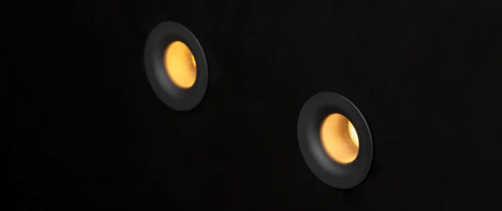 Stick Hole, foco empotrable de diseño firmado por Josep Lluís Xuclà para Insolit, es una luminaria técnica y decorativa ideal para proyectos de iluminación de diseño, iluminación arquitectónica e iluminación exclusiva. Diseñado para ofrecer una luz LED de alta calidad (6W, IRC 90, ópticas de 10º y 25º, 2700K/3000K), garantiza confort visual gracias a la profundidad de la fuente lumínica. Fabricado en aluminio mecanizado, Stick Hole es perfecto para iluminación para hoteles, iluminación para retail de lujo, iluminación para espacios residenciales premium e iluminación para arquitectura contemporánea. Este downlight minimalista es un referente en lighting design, iluminación moderna, luminarias de diseño a medida, iluminación empotrable personalizada e iluminación interior de alta gama. Una solución funcional y estética para proyectos contract, interiorismo y diseño de atmósferas exclusivas Stick Hole, a recessed designer spotlight by Josep Lluís Xuclà for Insolit, is a technical and decorative lighting fixture ideal for high-end lighting design, architectural lighting, and exclusive lighting projects. Designed to deliver high-quality LED light (6W, CRI 90, 10º/25º optics, 2700K/3000K), it ensures maximum visual comfort thanks to its deeply recessed light source. Crafted from precision-machined aluminum, Stick Hole is perfect for luxury hotel lighting, retail lighting, residential lighting, and contemporary architectural applications. This minimalist downlight is a benchmark in lighting design, modern lighting, bespoke luminaires, custom recessed lighting, and premium interior lighting. A discreet yet powerful solution for contract projects, interior design, and the creation of exclusive atmospheres