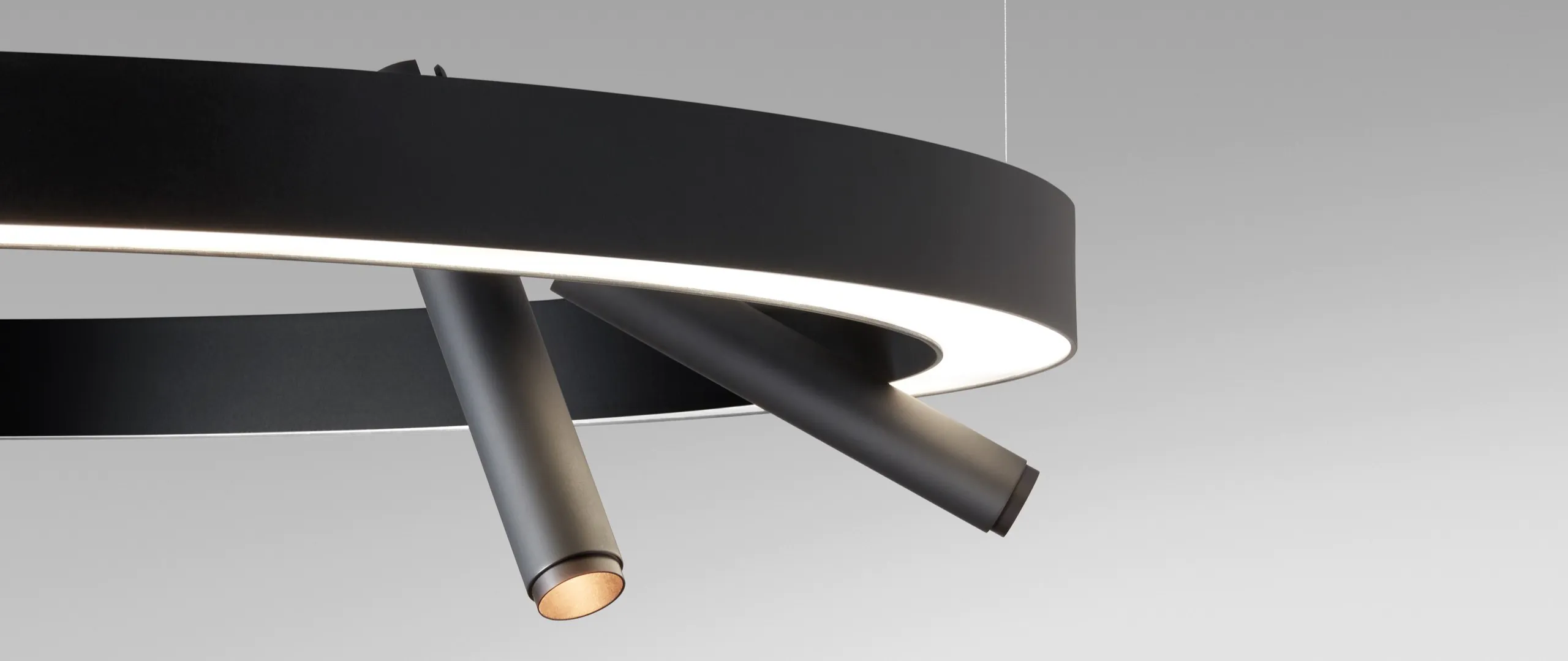 TR Down Stick, lámpara de suspensión circular con spotlight orientables diseñada por Josep Lluís Xuclà para Insòlit. Iluminación de diseño con luz directa y proyectores integrados en perfil de aluminio extruido curvado, difusor de policarbonato gel y sistema regulable en altura con cables de acero inoxidable. Florón circular independiente para instalación en superficie. Lámpara colgante personalizable ideal para diseño de iluminación en hoteles, recepciones y grandes espacios. Perfecta para proyectos de iluminación a medida, lighting design y arquitectura de interiores – iluminación para hoteles de alto nivel – Insolit BCN Lighting TR Down Stick, circular suspension lamp with integrated spotlights designed by Josep Lluís Xuclà for Insòlit. Designer lighting with direct light and directional projectors built into a curved extruded aluminum profile, with gel polycarbonate diffuser. Height-adjustable with stainless steel cables and independent ceiling rose. Fully customizable hanging lamp ideal for lighting design in hotels, receptions, and large-scale interior projects. Bespoke lighting solution for high-end architectural spaces – lighting for hotels and contemporary interior design – Insolit BCN Lighting