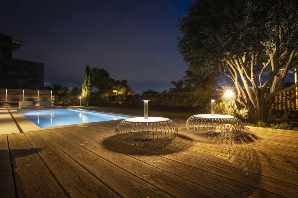 Projecteur extérieur design sur pied simple ou double, conçu par Jean-Michel Wilmotte. Insolit Focus Line Floor Spike