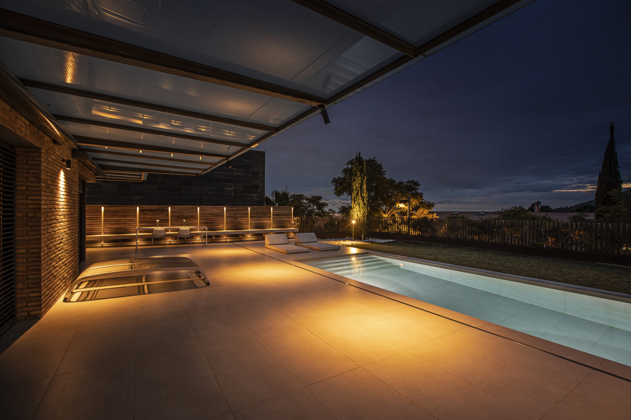 Proyector exterior de diseño de pie simple o doble diseñado por Jean-Michel Wilmotte. Insolit Focus Line Floor Spike