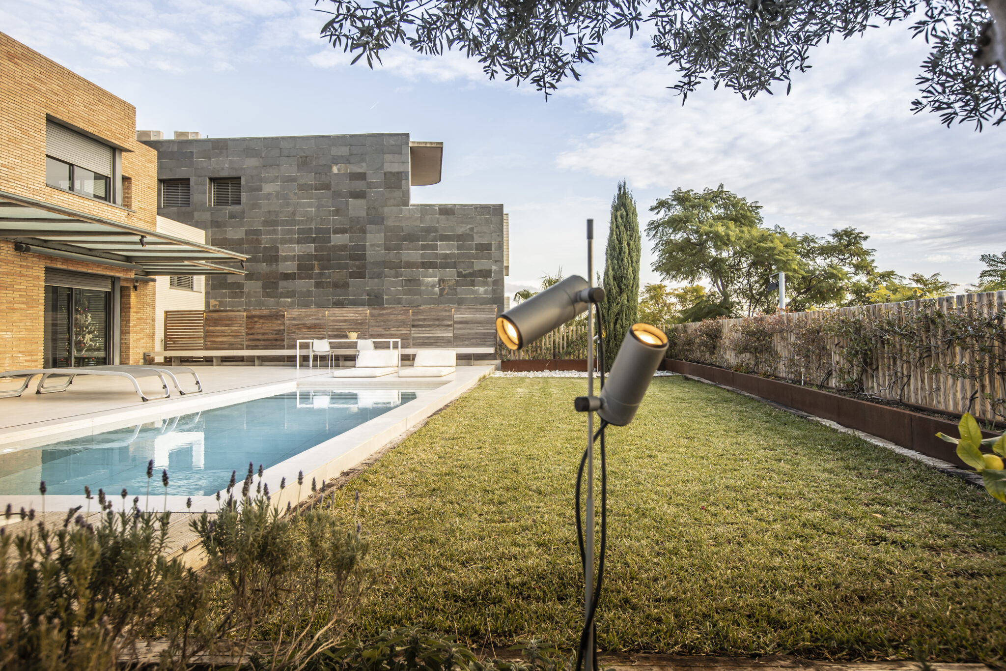 Proyector exterior de diseño de pie simple o doble diseñado por Jean-Michel Wilmotte. Insolit Focus Line Floor Spike