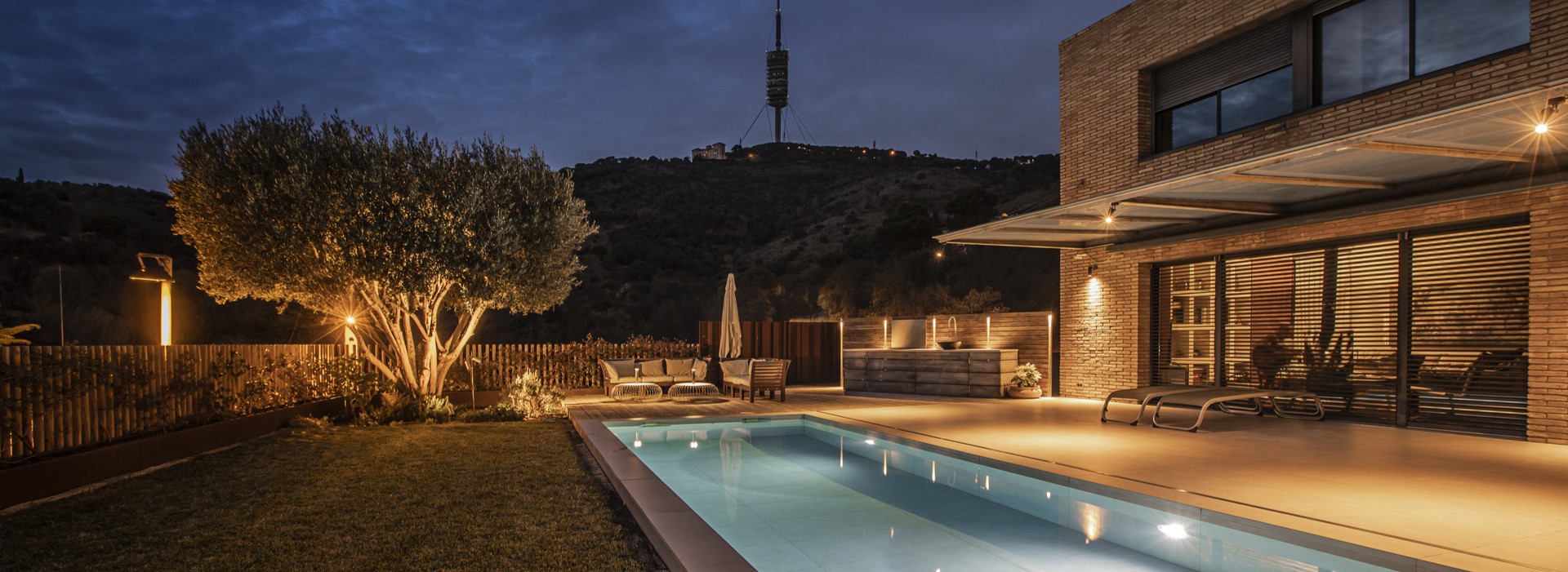 Outdoor floor-mounted design projector, single or double, designed by Jean-Michel Wilmotte. Insolit Focus Line Floor Spike