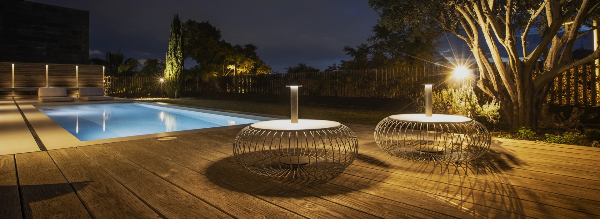 Proyector exterior de diseño de pie simple o doble diseñado por Jean-Michel Wilmotte. Insolit Focus Line Floor Spike