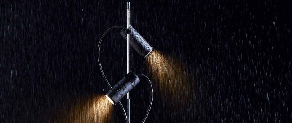 Proyector de pie para exterior IP65 con opción simple o doble, diseñado por el arquitecto francés Jean-Michel Wilmotte. Una pieza de iluminación exterior exclusiva pensada para proyectos donde la estética, la resistencia y el rendimiento técnico son esenciales. Este foco LED de diseño cuenta con estaca de acero inoxidable AISI 316 para instalación directa a tierra. Su cuerpo, fabricado en aluminio mecanizado con anillo frontal y tapa posterior en anodizado negro mate, combina elegancia y durabilidad. Funciona con bombillas GU10 LED reemplazables, lo que permite ajustar temperatura de color, apertura y potencia en función del proyecto. Ideal para iluminar exteriores con personalidad, en espacios residenciales, comerciales o institucionales de alto nivel. Premium outdoor spotlight with ground spike, designed by renowned French architect and lighting designer Jean-Michel Wilmotte. Available in single or double spotlight versions, this IP65-rated luminaire is perfect for high-end landscape architecture, garden lighting, and designer outdoor environments. Crafted from high-precision machined aluminum, with a matte black anodized front ring and back cap, this exterior spotlight features a ground stake made of AISI 316 stainless steel for direct soil installation. The fixture is compatible with replaceable GU10 LED bulbs, offering flexibility in beam angle, power, and color temperature. Ideal for projects that require exclusive exterior lighting, architectural precision, and a refined minimalist aesthetic.