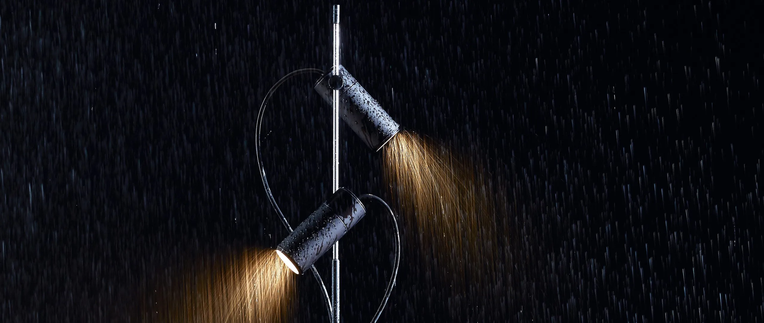 Proyector de pie para exterior IP65 con opciรณn simple o doble, diseรฑado por el arquitecto francรฉs Jean-Michel Wilmotte. Una pieza de iluminaciรณn exterior exclusiva pensada para proyectos donde la estรฉtica, la resistencia y el rendimiento tรฉcnico son esenciales. Este foco LED de diseรฑo cuenta con estaca de acero inoxidable AISI 316 para instalaciรณn directa a tierra. Su cuerpo, fabricado en aluminio mecanizado con anillo frontal y tapa posterior en anodizado negro mate, combina elegancia y durabilidad. Funciona con bombillas GU10 LED reemplazables, lo que permite ajustar temperatura de color, apertura y potencia en funciรณn del proyecto. Ideal para iluminar exteriores con personalidad, en espacios residenciales, comerciales o institucionales de alto nivel. Premium outdoor spotlight with ground spike, designed by renowned French architect and lighting designer Jean-Michel Wilmotte. Available in single or double spotlight versions, this IP65-rated luminaire is perfect for high-end landscape architecture, garden lighting, and designer outdoor environments. Crafted from high-precision machined aluminum, with a matte black anodized front ring and back cap, this exterior spotlight features a ground stake made of AISI 316 stainless steel for direct soil installation. The fixture is compatible with replaceable GU10 LED bulbs, offering flexibility in beam angle, power, and color temperature. Ideal for projects that require exclusive exterior lighting, architectural precision, and a refined minimalist aesthetic.