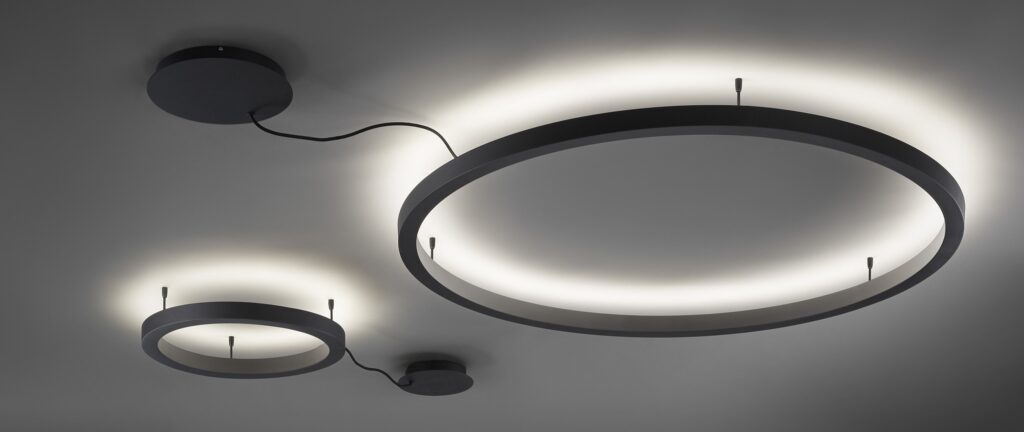 Lámpara de suspensión TR diseñada por Josep Lluís Xuclà para Insòlit, una lámpara de suspensión circular de diseño contemporáneo. Esta lámpara de suspensión destaca por su perfil de aluminio extruido y curvado, combinado con un difusor de policarbonato gel que suaviza la iluminación, ideal para proyectos de iluminación a medida y lámparas a medida. La lámpara de suspensión TR es totalmente personalizable y perfecta para crear combinaciones de lámparas suspendidas o lámparas flotantes combinables en lobbis de hotel, recepción y grandes espacios. Como lámpara de gran escala y lámpara de diseño exclusiva, la TR aporta funcionalidad y estilo en proyectos de lighting design, iluminación a medida y decoración de interiores. Este modelo de lámpara de suspensión circular permite múltiples combinaciones con otras lámparas suspendidas, facilitando composiciones únicas para lobbis de hotel, recepciones y grandes salones. La lámpara de suspensión TR de Insòlit es la elección ideal para quienes buscan lámparas combinables suspendidas, iluminación a medida y productos de alta calidad en lámparas de diseño y lighting design. TR suspension lamp designed by Josep Lluís Xuclà for Insòlit is a circular suspension lamp with a contemporary design. This suspension lamp features an extruded and curved aluminum profile combined with a gel polycarbonate diffuser that softens the lighting, perfect for bespoke lighting and custom lamps projects. The TR suspension lamp is fully customizable and ideal for creating combinations of suspended lamps or combinable floating lamps for hotel lobbies, receptions, and large spaces. As a large-scale lamp and designer lamp, the TR provides functionality and style in lighting design, bespoke lighting, and interior decoration projects. This circular suspension lamp model allows multiple combinations with other suspended lamps, enabling unique compositions for hotel lobbies, receptions, and large halls. The Insòlit TR suspension lamp is the perfect choice for those looking for combinable suspended lamps, bespoke lighting, and high-quality products in designer lamps and lighting design. Ceiling lighting.
