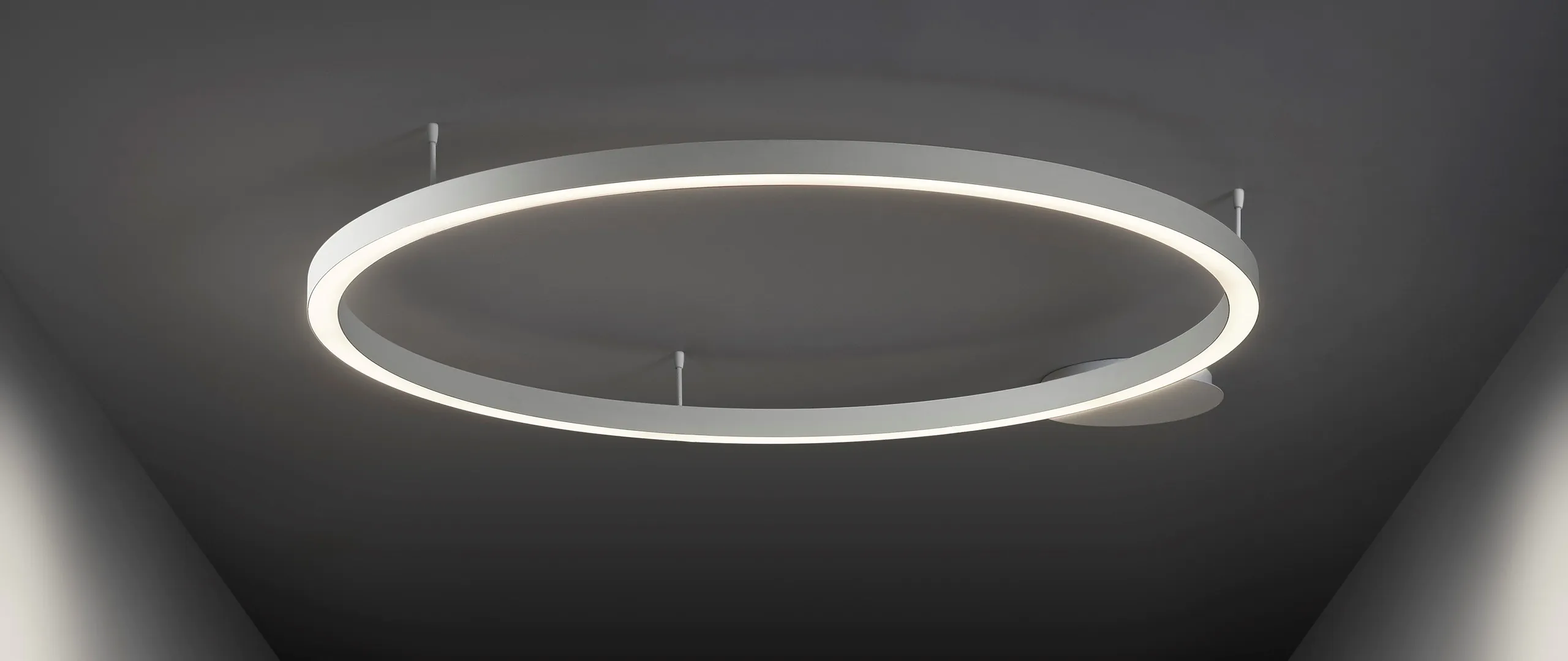 circlular design ceiling light. Lรกmpara de suspensiรณn TR diseรฑada por Josep Lluรญs Xuclร para Insรฒlit, una lรกmpara de suspensiรณn circular de diseรฑo contemporรกneo. Esta lรกmpara de suspensiรณn destaca por su perfil de aluminio extruido y curvado, combinado con un difusor de policarbonato gel que suaviza la iluminaciรณn, ideal para proyectos de iluminaciรณn a medida y lรกmparas a medida. La lรกmpara de suspensiรณn TR es totalmente personalizable y perfecta para crear combinaciones de lรกmparas suspendidas o lรกmparas flotantes combinables en lobbis de hotel, recepciรณn y grandes espacios. Como lรกmpara de gran escala y lรกmpara de diseรฑo exclusiva, la TR aporta funcionalidad y estilo en proyectos de lighting design, iluminaciรณn a medida y decoraciรณn de interiores. Este modelo de lรกmpara de suspensiรณn circular permite mรบltiples combinaciones con otras lรกmparas suspendidas, facilitando composiciones รบnicas para lobbis de hotel, recepciones y grandes salones. La lรกmpara de suspensiรณn TR de Insรฒlit es la elecciรณn ideal para quienes buscan lรกmparas combinables suspendidas, iluminaciรณn a medida y productos de alta calidad en lรกmparas de diseรฑo y lighting design. TR suspension lamp designed by Josep Lluรญs Xuclร for Insรฒlit is a circular suspension lamp with a contemporary design. This suspension lamp features an extruded and curved aluminum profile combined with a gel polycarbonate diffuser that softens the lighting, perfect for bespoke lighting and custom lamps projects. The TR suspension lamp is fully customizable and ideal for creating combinations of suspended lamps or combinable floating lamps for hotel lobbies, receptions, and large spaces. As a large-scale lamp and designer lamp, the TR provides functionality and style in lighting design, bespoke lighting, and interior decoration projects. This circular suspension lamp model allows multiple combinations with other suspended lamps, enabling unique compositions for hotel lobbies, receptions, and large halls. The Insรฒlit TR suspension lamp is the perfect choice for those looking for combinable suspended lamps, bespoke lighting, and high-quality products in designer lamps and lighting design.
