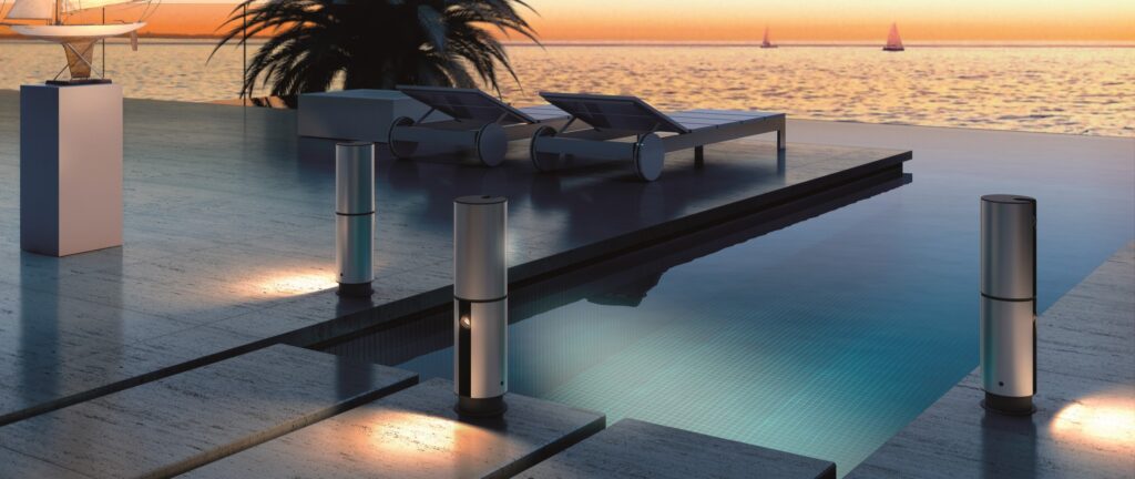 BANÚS TWICE, luminaria de balizamiento y de acento orientable de diseño para exterior IP65 fabricada en aluminio mecanizado y extruido, equipada con dos microproyectores LED de alta precisión. Proyector superior con rotación vertical de 135º y rotación horizontal de 350º. Proyector inferior con rotación vertical de 135º. Luminaria exterior técnica ideal para iluminación de jardines, senderos, fachadas, zonas de paso, paisajismo y espacios arquitectónicos. Spotlight LED de exterior para iluminación arquitectónica, iluminación de diseño, iluminación técnica, iluminación de acento, iluminación paisajística, proyector orientable, baliza LED de diseño, iluminación decorativa exterior, luminaria IP65 de alta calidad para arquitectos, paisajistas y lighting designers – Insolit BCN Lighting BANÚS TWICE, designer outdoor beacon and accent luminaire with IP65 protection, made of machined and extruded aluminum. Features two high-precision machined aluminum micro-projectors: upper projector with 135º vertical and 350º horizontal rotation; lower projector with 135º vertical rotation. Ideal outdoor LED spotlight for façade lighting, garden paths, landscaping, architectural exteriors, and outdoor accent lighting. High-end IP65 outdoor lighting for design professionals. Suitable for architectural lighting, landscape lighting, exterior decorative lighting, technical outdoor lighting, LED beacons, orientable projectors, and lighting design projects by architects, landscape designers, and lighting consultants – Insolit BCN Lighting