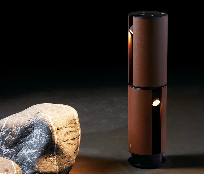 BANÚS TWICE, luminaria de balizamiento y de acento orientable de diseño para exterior IP65 fabricada en aluminio mecanizado y extruido, equipada con dos microproyectores LED de alta precisión. Proyector superior con rotación vertical de 135º y rotación horizontal de 350º. Proyector inferior con rotación vertical de 135º. Luminaria exterior técnica ideal para iluminación de jardines, senderos, fachadas, zonas de paso, paisajismo y espacios arquitectónicos. Spotlight LED de exterior para iluminación arquitectónica, iluminación de diseño, iluminación técnica, iluminación de acento, iluminación paisajística, proyector orientable, baliza LED de diseño, iluminación decorativa exterior, luminaria IP65 de alta calidad para arquitectos, paisajistas y lighting designers – Insolit BCN Lighting BANÚS TWICE, designer outdoor beacon and accent luminaire with IP65 protection, made of machined and extruded aluminum. Features two high-precision machined aluminum micro-projectors: upper projector with 135º vertical and 350º horizontal rotation; lower projector with 135º vertical rotation. Ideal outdoor LED spotlight for façade lighting, garden paths, landscaping, architectural exteriors, and outdoor accent lighting. High-end IP65 outdoor lighting for design professionals. Suitable for architectural lighting, landscape lighting, exterior decorative lighting, technical outdoor lighting, LED beacons, orientable projectors, and lighting design projects by architects, landscape designers, and lighting consultants – Insolit BCN Lighting