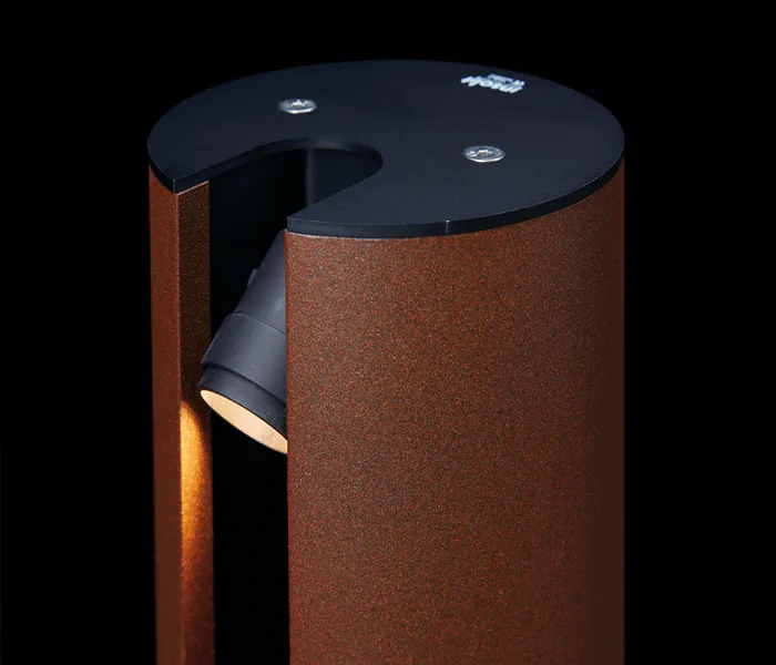 BANÚS TWICE, luminaria de balizamiento y de acento orientable de diseño para exterior IP65 fabricada en aluminio mecanizado y extruido, equipada con dos microproyectores LED de alta precisión. Proyector superior con rotación vertical de 135º y rotación horizontal de 350º. Proyector inferior con rotación vertical de 135º. Luminaria exterior técnica ideal para iluminación de jardines, senderos, fachadas, zonas de paso, paisajismo y espacios arquitectónicos. Spotlight LED de exterior para iluminación arquitectónica, iluminación de diseño, iluminación técnica, iluminación de acento, iluminación paisajística, proyector orientable, baliza LED de diseño, iluminación decorativa exterior, luminaria IP65 de alta calidad para arquitectos, paisajistas y lighting designers – Insolit BCN Lighting BANÚS TWICE, designer outdoor beacon and accent luminaire with IP65 protection, made of machined and extruded aluminum. Features two high-precision machined aluminum micro-projectors: upper projector with 135º vertical and 350º horizontal rotation; lower projector with 135º vertical rotation. Ideal outdoor LED spotlight for façade lighting, garden paths, landscaping, architectural exteriors, and outdoor accent lighting. High-end IP65 outdoor lighting for design professionals. Suitable for architectural lighting, landscape lighting, exterior decorative lighting, technical outdoor lighting, LED beacons, orientable projectors, and lighting design projects by architects, landscape designers, and lighting consultants – Insolit BCN Lighting