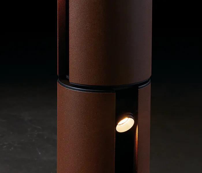 BANÚS TWICE, luminaria de balizamiento y de acento orientable de diseño para exterior IP65 fabricada en aluminio mecanizado y extruido, equipada con dos microproyectores LED de alta precisión. Proyector superior con rotación vertical de 135º y rotación horizontal de 350º. Proyector inferior con rotación vertical de 135º. Luminaria exterior técnica ideal para iluminación de jardines, senderos, fachadas, zonas de paso, paisajismo y espacios arquitectónicos. Spotlight LED de exterior para iluminación arquitectónica, iluminación de diseño, iluminación técnica, iluminación de acento, iluminación paisajística, proyector orientable, baliza LED de diseño, iluminación decorativa exterior, luminaria IP65 de alta calidad para arquitectos, paisajistas y lighting designers – Insolit BCN Lighting BANÚS TWICE, designer outdoor beacon and accent luminaire with IP65 protection, made of machined and extruded aluminum. Features two high-precision machined aluminum micro-projectors: upper projector with 135º vertical and 350º horizontal rotation; lower projector with 135º vertical rotation. Ideal outdoor LED spotlight for façade lighting, garden paths, landscaping, architectural exteriors, and outdoor accent lighting. High-end IP65 outdoor lighting for design professionals. Suitable for architectural lighting, landscape lighting, exterior decorative lighting, technical outdoor lighting, LED beacons, orientable projectors, and lighting design projects by architects, landscape designers, and lighting consultants – Insolit BCN Lighting