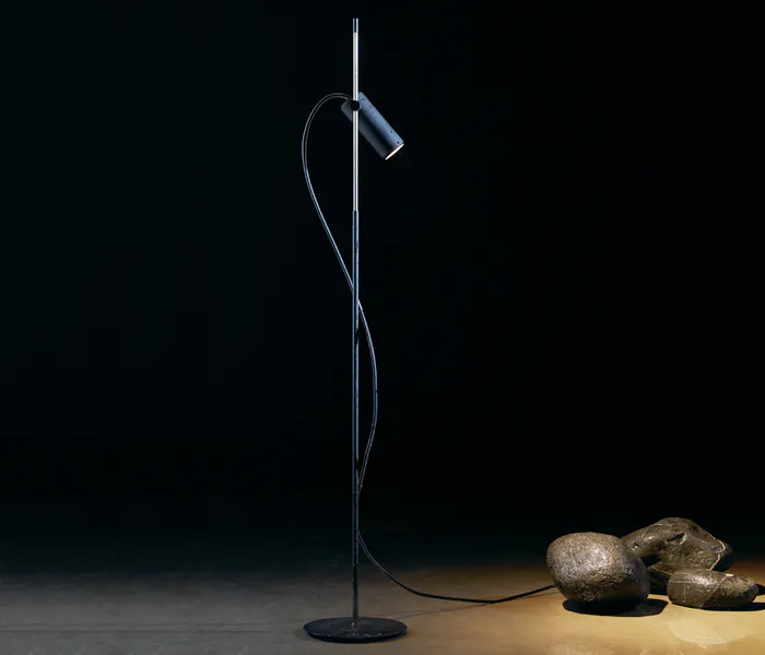 Proyector exterior de diseño de pie simple o doble diseñado por Jean-Michel Wilmotte. Insolit Focus Line Floor IP65