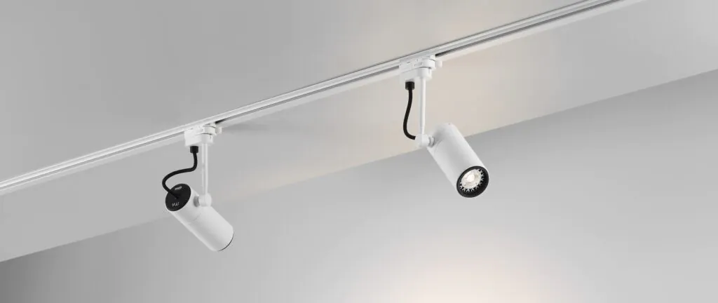 Proyector LED orientable de diseño exclusivo, creado por el reconocido diseñador y arquitecto Jean-Michel Wilmotte. Fabricado en aluminio mecanizado y acabado en negro anodizado mate, está diseñado para sistemas de carril trifásico profesional y es compatible con bombilla GU10 LED reemplazable. Esta luminaria combina diseño, técnica y funcionalidad para proyectos de iluminación exclusiva, ideal para espacios como hoteles de lujo, restaurantes de alta cocina, museos contemporáneos, boutiques o galerías de arte. Incorpora adaptador GLOBAL GA 69 y cable textil negro, para una estética sobria y refinada. Adjustable designer spotlight by acclaimed French architect and designer Jean-Michel Wilmotte, made from precision-machined aluminum with a matte black anodized finish. Designed for three-phase track systems, this high-end fixture supports replaceable GU10 LED bulbs and includes a GLOBAL GA 69 adapter and black fabric cable for a refined and minimal aesthetic. Perfect for luxury lighting design in hotels, fine dining restaurants, museums, galleries, or upscale commercial interiors, this spotlight combines functional precision with timeless elegance.