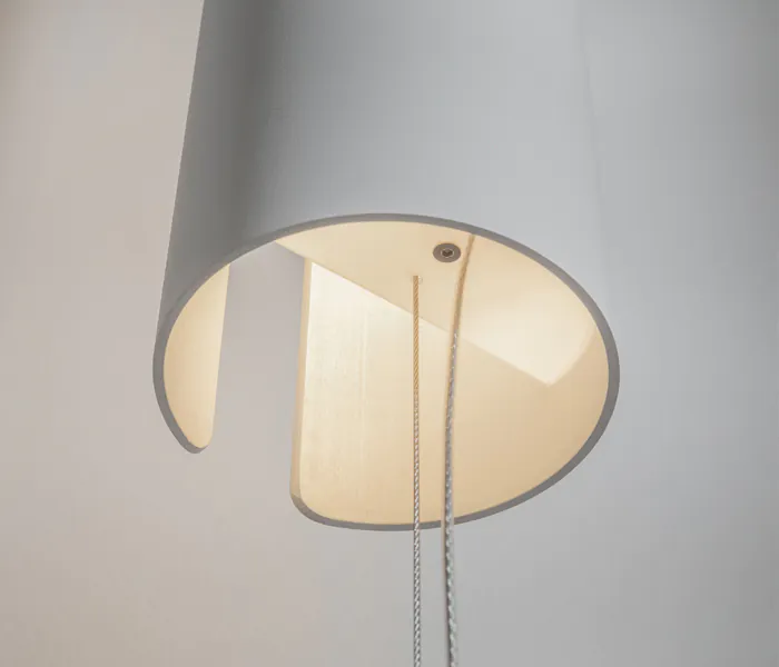 Lámpara de susperión de diseño con tensor para luz general indirecta design by Josep Lluís Xuclà. Insolit Inside Tensor