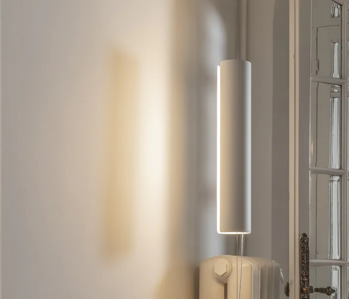 Lámpara de susperión de diseño con tensor para luz general indirecta design by Josep Lluís Xuclà. Insolit Inside Tensor