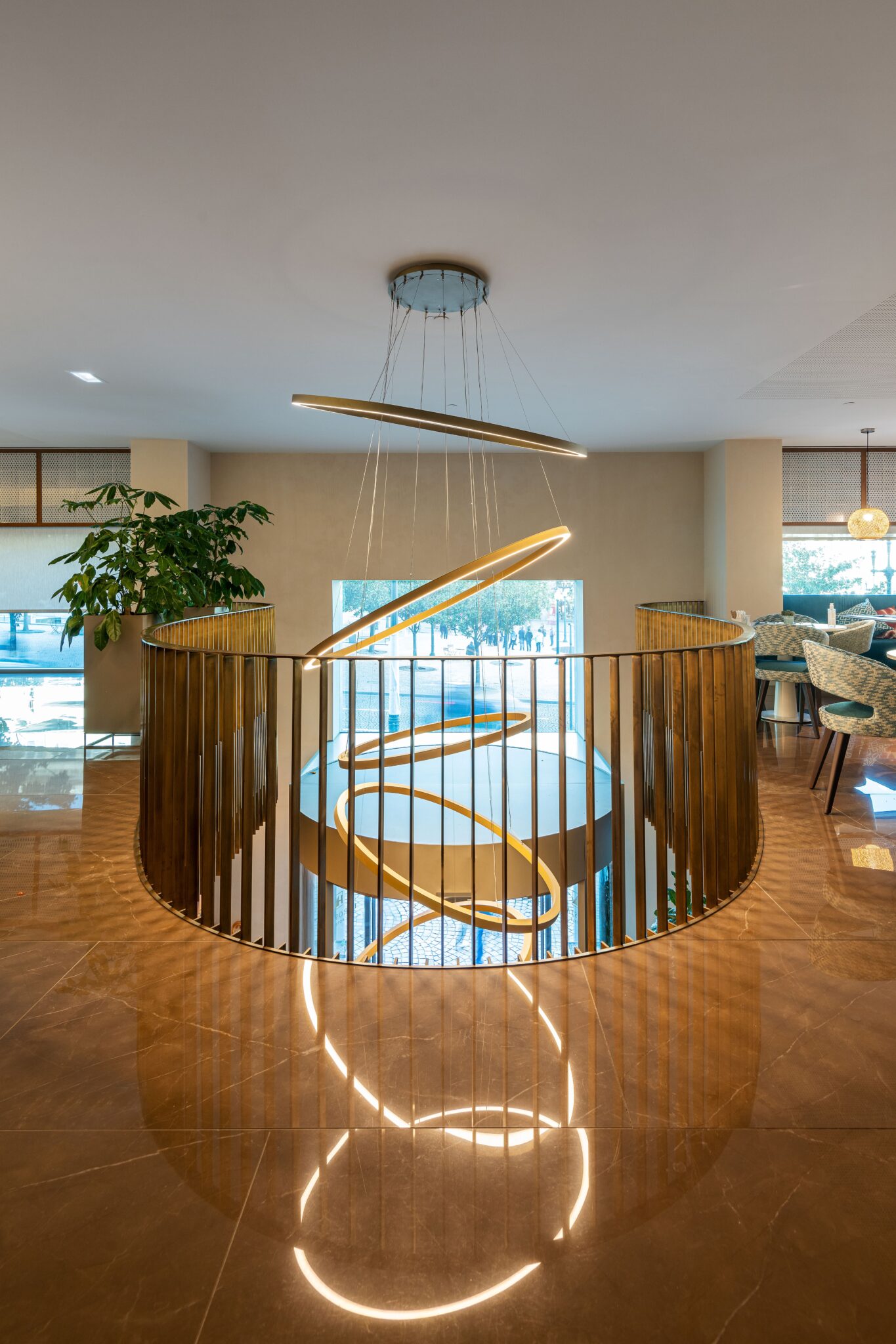 Circular design suspension luminaire configurable for large spaces designed by Josep Lluís Xuclà. Insolit TR Air