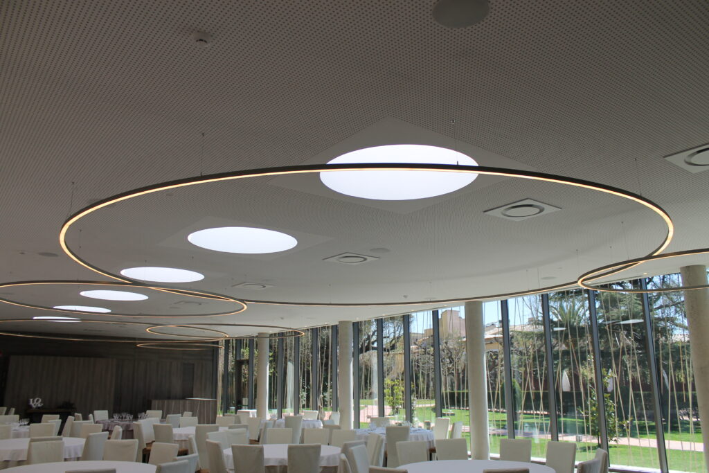 Circular design suspension luminaire for large spaces designed by Josep Lluís Xuclà. Insolit TR Huge
