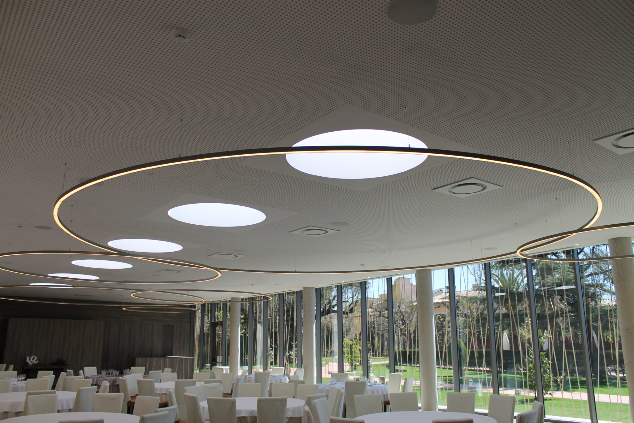 Circular design suspension luminaire for large spaces designed by Josep Lluís Xuclà. Insolit TR Huge