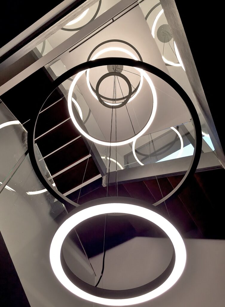 Lampara de diseño circular colgante a luz indirecta design by Josep Lluís Xuclà. Insolit TR Up