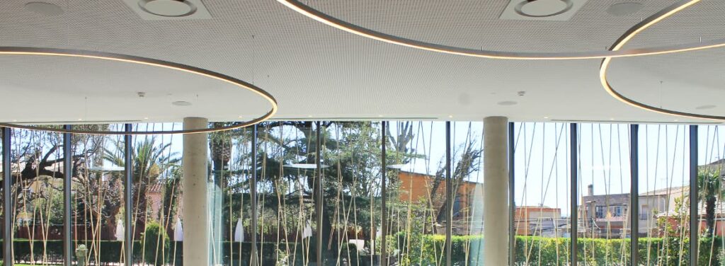 Luminaire de suspension circulaire de design pour grands espaces conçu par Josep Lluís Xuclà. Insolit TR Huge