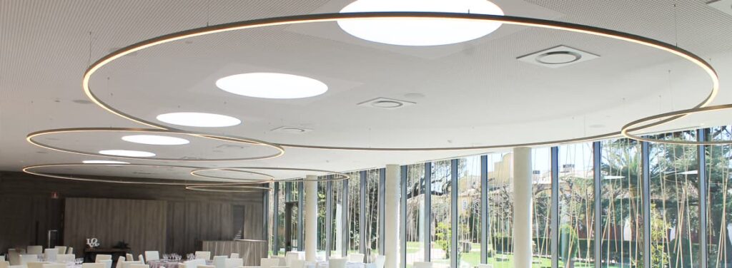 Circular design suspension luminaire for large spaces designed by Josep Lluís Xuclà. Insolit TR Huge