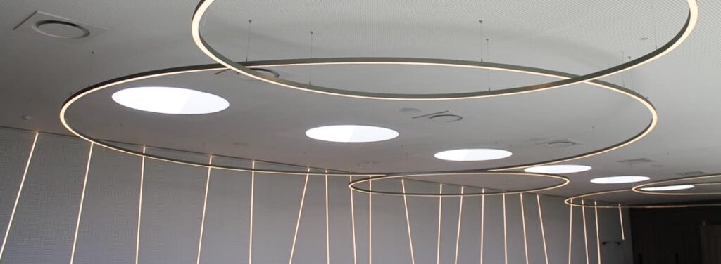 Circular design suspension luminaire for large spaces designed by Josep Lluís Xuclà. Insolit TR Huge