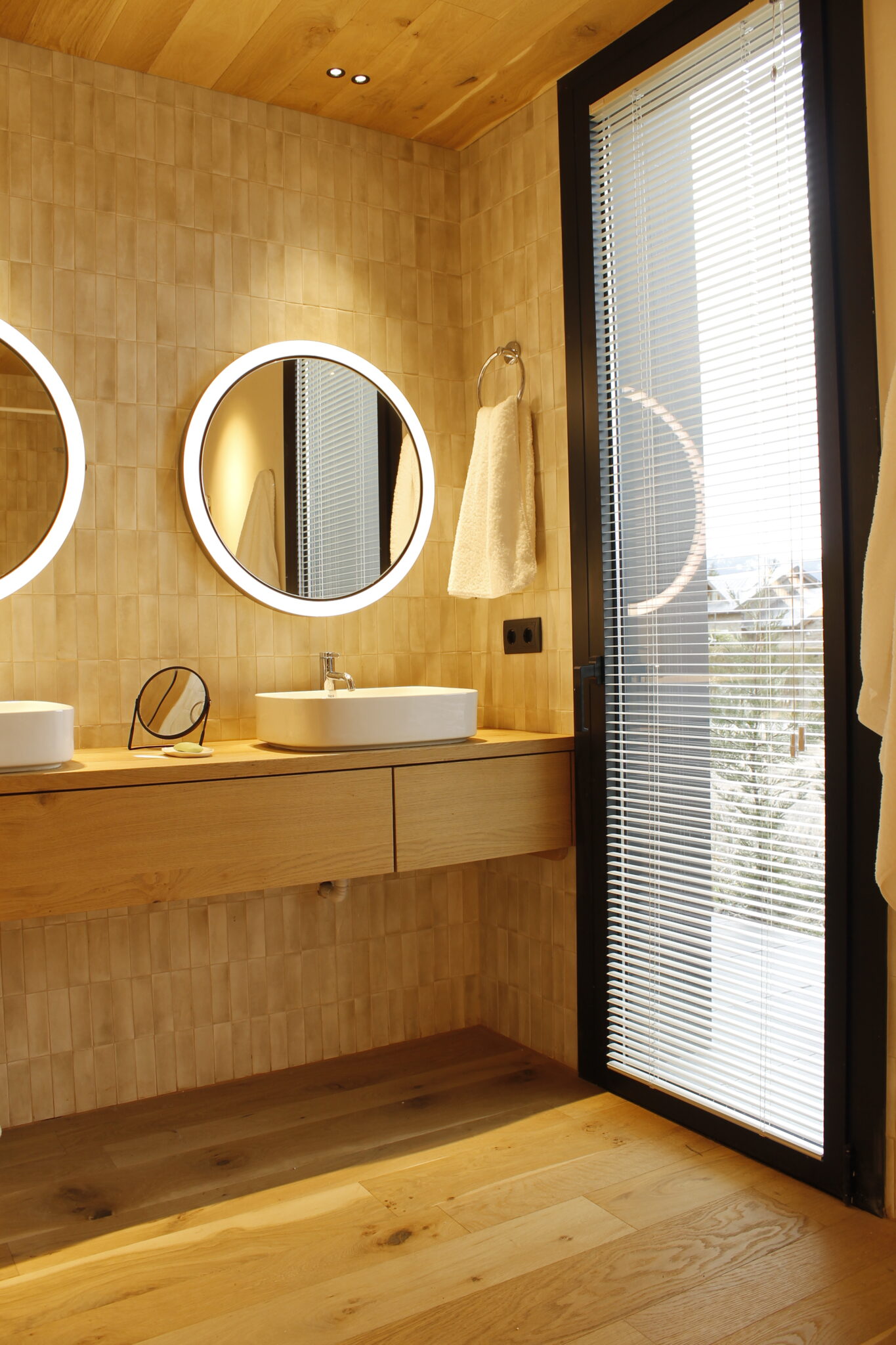 Applique de diseño de baño luz regulable design by Josep Lluís Xuclà. Insolit TR Moon