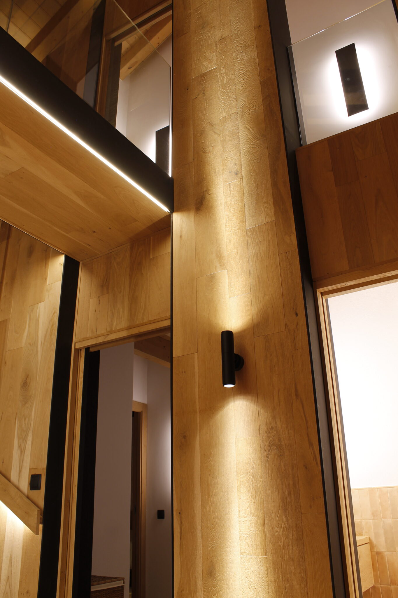 Proyector de diseño exterior doble orientable diseñado por Jean-Michel Wilmotte. Insolit Focus Line Wall Double