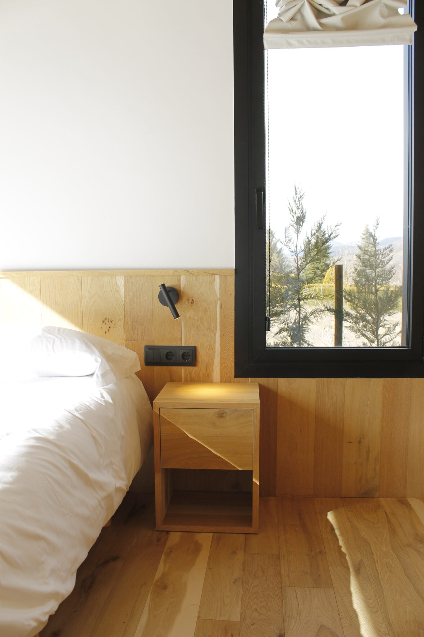 Aplique foco proyector de diseño de cabecera orientable minimalista. Insolit Stick Bed