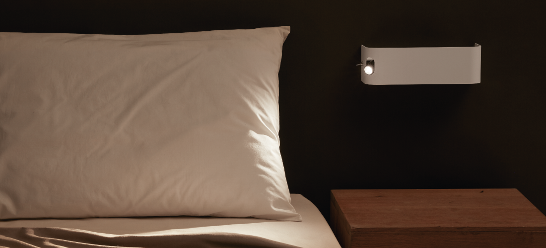 Luminaria de pared SPY de diseño exclusivo por Jordi Mallorquí para Insòlit, que combina luz directa de lectura e iluminación indirecta general. Esta lámpara de pared, aplique orientable y lámpara de cabecera, está diseñada para ofrecer iluminación personalizada y a medida. Cuenta con un lector en aluminio mecanizado y cuerpo de aluminio extruido, fusionando funcionalidad con un estilo contemporáneo. El difusor de policarbonato extruido matizado y la pantalla en aluminio lacado proporcionan una iluminación suave y eficiente, ideal para proyectos de lighting design, iluminación personalizada, iluminación a medida y lamparas de diseño de alta gama. Con un interruptor de tres posiciones (on-off-on), SPY es una lámpara perfecta para dormitorios, salas y espacios que buscan soluciones de luxury lighting, iluminación de dormitorio, iluminación de aplique de pared (wall sconce) y lámparas para uso como lámpara de cabecera. SPY es ideal para ambientes residenciales y comerciales que requieren una lámpara de pared sofisticada, combinando estética y practicidad en un producto de lujo para bedroom lighting y bedside lamp. Esta luminaria representa la excelencia en lamparas de diseño, lighting design, personalized lighting, luxury lighting, wall sconce y productos premium de Insòlit. SPY wall luminaire, an exclusive design by Jordi Mallorquí for Insòlit, combines direct reading light and indirect general illumination. This adjustable wall lamp, wall sconce, and bedside lamp is designed to provide bespoke and personalized lighting, featuring a machined aluminum reading light and an extruded aluminum body that blends functionality with contemporary style. The matte extruded polycarbonate diffuser and lacquered aluminum shade provide soft, efficient lighting, ideal for lighting design, personalized lighting, bespoke lighting, and high-end designer lamps projects. With a three-position switch (on-off-on), SPY is perfect for bedrooms, living areas, and spaces seeking luxury lighting, bedroom lighting, wall sconce lighting, and bedside lamp solutions. SPY is ideal for residential and commercial environments requiring sophisticated wall sconce fixtures, combining aesthetics and practicality in a luxury product for bedroom lighting. This luminaire exemplifies excellence in designer lamps, lighting design, personalized lighting, luxury lighting, wall sconce, and premium Insòlit products. .