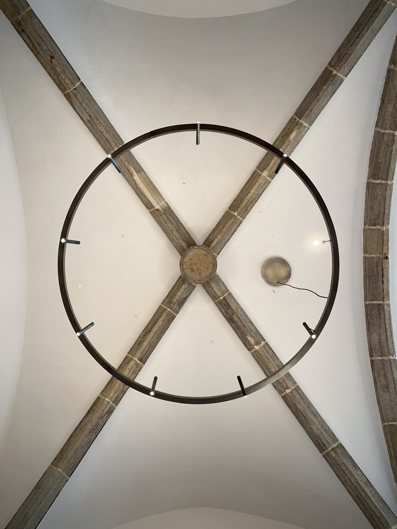 Circular design pendant light