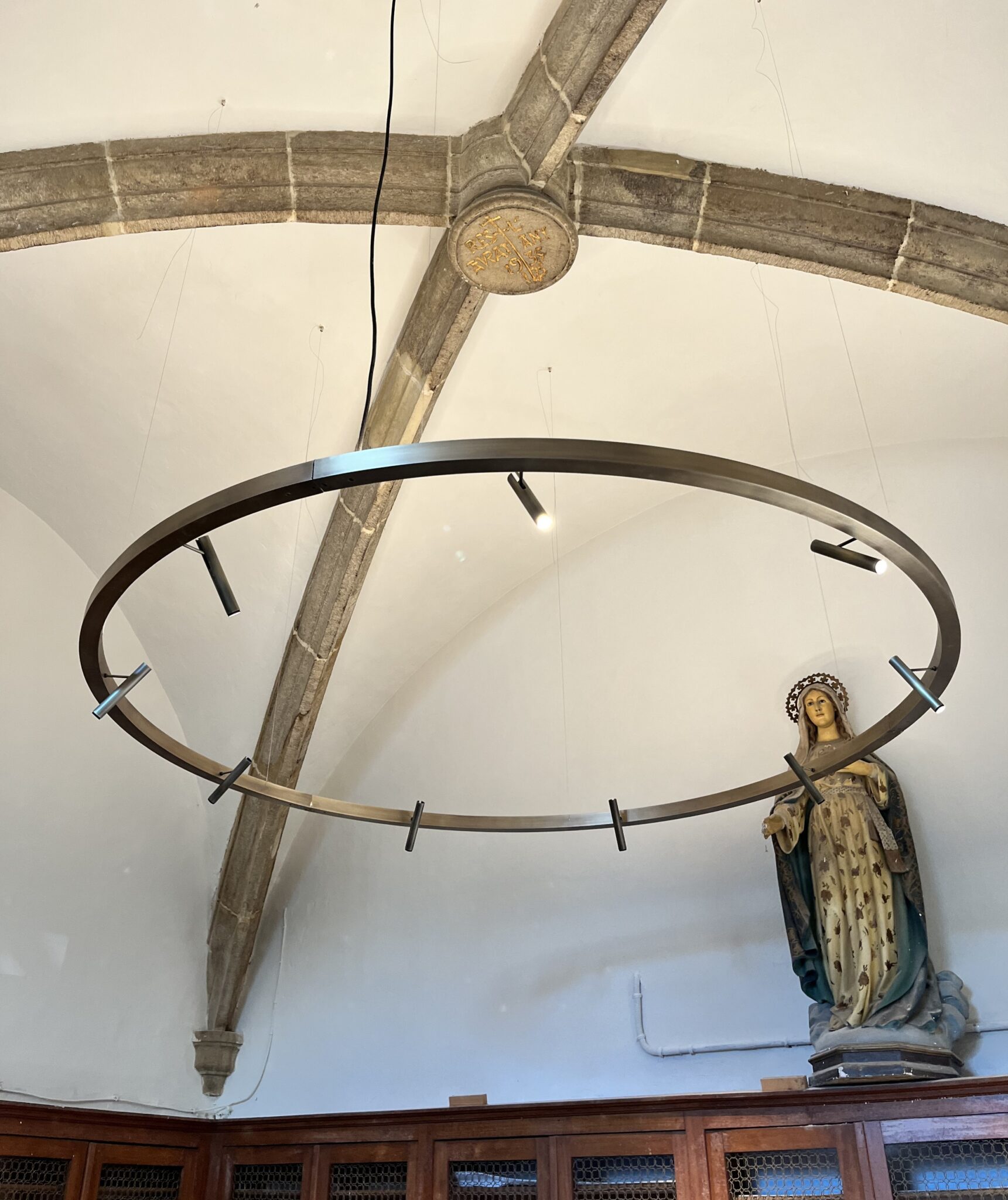 Circular design pendant light