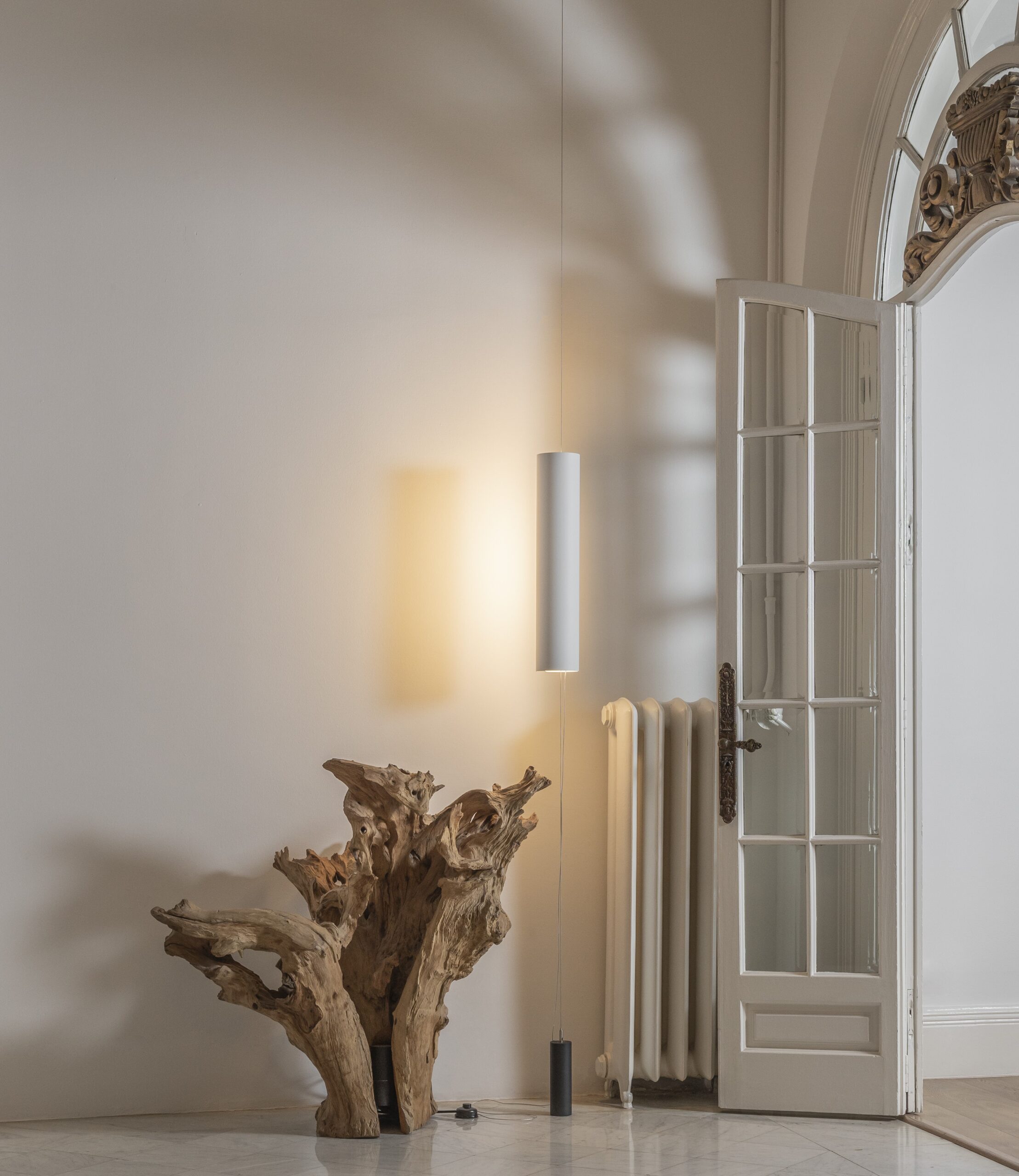 Inside, lámpara de suspensión de diseño firmada por Josep Lluís Xuclà para Insolit, es una solución de iluminación de diseño e iluminación exclusiva para espacios de interior. Esta luminaria decorativa combina iluminación indirecta con un efecto de luz lateral cálida, perfecta para proyectos de iluminación arquitectónica, iluminación para hoteles, iluminación para retail o espacios residenciales de alto nivel. Fabricada en aluminio cortado a láser con difusor de policarbonato y LED en PCB diseñado por Insolit, representa la excelencia en iluminación moderna, iluminación artesanal y luminarias de diseño a medida. Inside destaca por su regulación en altura, cable de acero de 5 metros y control de intensidad mediante interruptor de pie, aportando una experiencia de iluminación personalizada, ideal para crear atmósferas únicas. Un referente en lighting design, ambient lighting y diseño de luminarias contemporáneas Inside, a designer suspension lamp by Josep Lluís Xuclà for Insolit, is a high-end lighting design solution for interior spaces. This exclusive lighting fixture delivers soft, indirect lateral light—perfect for creating warm, elegant, and atmospheric environments. Ideal for architectural lighting projects, hospitality lighting, retail lighting, and upscale residential interiors. Made from laser-cut extruded aluminum with a gel polycarbonate diffuser and custom-designed PCB LED by Insolit, Inside reflects the finest in decorative lighting, bespoke luminaires, and artisanal craftsmanship. Featuring adjustable height, a 5-meter steel cable, and a dimmable foot switch, it provides personalized lighting control and ambiance. A standout piece in contemporary lighting design, ambient lighting, and exclusive luminaires.