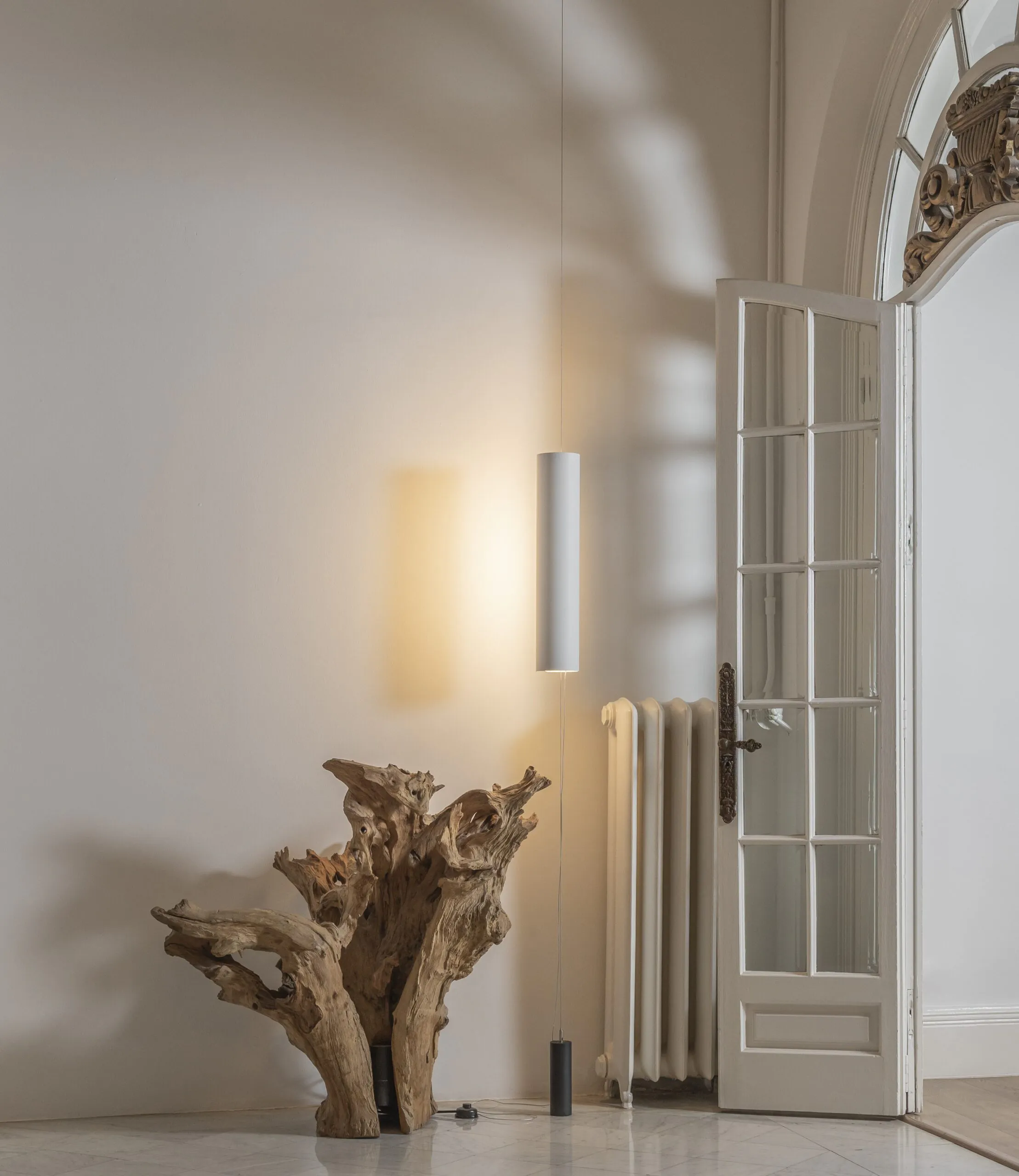 Inside, lámpara de suspensión de diseño firmada por Josep Lluís Xuclà para Insolit, es una solución de iluminación de diseño e iluminación exclusiva para espacios de interior. Esta luminaria decorativa combina iluminación indirecta con un efecto de luz lateral cálida, perfecta para proyectos de iluminación arquitectónica, iluminación para hoteles, iluminación para retail o espacios residenciales de alto nivel. Fabricada en aluminio cortado a láser con difusor de policarbonato y LED en PCB diseñado por Insolit, representa la excelencia en iluminación moderna, iluminación artesanal y luminarias de diseño a medida. Inside destaca por su regulación en altura, cable de acero de 5 metros y control de intensidad mediante interruptor de pie, aportando una experiencia de iluminación personalizada, ideal para crear atmósferas únicas. Un referente en lighting design, ambient lighting y diseño de luminarias contemporáneas Inside, a designer suspension lamp by Josep Lluís Xuclà for Insolit, is a high-end lighting design solution for interior spaces. This exclusive lighting fixture delivers soft, indirect lateral light—perfect for creating warm, elegant, and atmospheric environments. Ideal for architectural lighting projects, hospitality lighting, retail lighting, and upscale residential interiors. Made from laser-cut extruded aluminum with a gel polycarbonate diffuser and custom-designed PCB LED by Insolit, Inside reflects the finest in decorative lighting, bespoke luminaires, and artisanal craftsmanship. Featuring adjustable height, a 5-meter steel cable, and a dimmable foot switch, it provides personalized lighting control and ambiance. A standout piece in contemporary lighting design, ambient lighting, and exclusive luminaires.