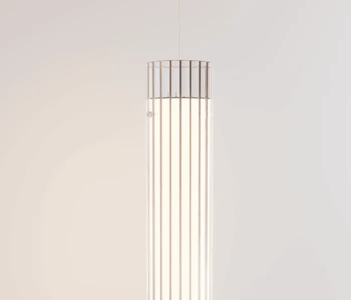 Luminaria colgante Glass Tensor de Insòlit, diseñada para iluminar con elegancia y sofisticación. Esta lámpara pendant combina la ligereza del diseño con la funcionalidad, gracias a su estructura fabricada con tubo de cristal estriado y tubo de acero, suspendida del techo mediante un tensor que garantiza estabilidad con un peso en el suelo. Glass Tensor ofrece una luz regulable con dimmer integrado que crea una iluminación difusa y envolvente, ideal para proyectos de iluminación personalizada, iluminación a medida, iluminación de diseño, luxury lighting y lighting design. Su diseño contemporáneo y estructura elegante la convierten en una pieza clave para hoteles, grandes salones, oficinas y residencias exclusivas que buscan una lámpara de suspensión sofisticada y totalmente personalizable. Perfecta para crear ambientes cálidos y exclusivos, Glass Tensor destaca dentro del sector de las lamparas de diseño, iluminación de alta calidad, iluminación difusa de cristal, iluminación de suspensión y productos premium de Insòlit, aportando funcionalidad y estética a cualquier espacio. Glass Tensor pendant lamp by Insòlit is designed to illuminate with elegance and sophistication. This pendant lamp combines lightweight design with functionality, featuring a structure made of ribbed glass tubing and steel tubing, suspended from the ceiling by a tension cable that ensures stability with a weighted base on the floor. Glass Tensor offers dimmable lighting with an integrated dimmer, creating diffuse and immersive illumination ideal for personalized lighting, bespoke lighting, lighting design, luxury lighting, and high-end lighting projects. Its contemporary design and elegant structure make it a key piece for hotels, large halls, offices, and exclusive residences seeking a sophisticated and fully customizable suspension lamp. Perfect for creating warm, exclusive atmospheres, Glass Tensor stands out in the designer lamps, high-quality lighting, diffuse crystal lighting, suspension lighting, and premium products sector by Insòlit, delivering both functionality and aesthetics to any space.