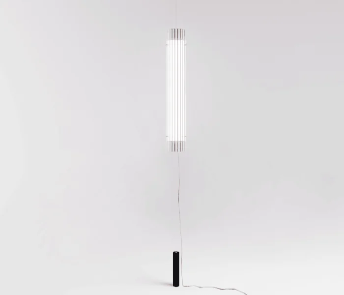 Luminaria colgante Glass Tensor de Insòlit, diseñada para iluminar con elegancia y sofisticación. Esta lámpara pendant combina la ligereza del diseño con la funcionalidad, gracias a su estructura fabricada con tubo de cristal estriado y tubo de acero, suspendida del techo mediante un tensor que garantiza estabilidad con un peso en el suelo. Glass Tensor ofrece una luz regulable con dimmer integrado que crea una iluminación difusa y envolvente, ideal para proyectos de iluminación personalizada, iluminación a medida, iluminación de diseño, luxury lighting y lighting design. Su diseño contemporáneo y estructura elegante la convierten en una pieza clave para hoteles, grandes salones, oficinas y residencias exclusivas que buscan una lámpara de suspensión sofisticada y totalmente personalizable. Perfecta para crear ambientes cálidos y exclusivos, Glass Tensor destaca dentro del sector de las lamparas de diseño, iluminación de alta calidad, iluminación difusa de cristal, iluminación de suspensión y productos premium de Insòlit, aportando funcionalidad y estética a cualquier espacio. Glass Tensor pendant lamp by Insòlit is designed to illuminate with elegance and sophistication. This pendant lamp combines lightweight design with functionality, featuring a structure made of ribbed glass tubing and steel tubing, suspended from the ceiling by a tension cable that ensures stability with a weighted base on the floor. Glass Tensor offers dimmable lighting with an integrated dimmer, creating diffuse and immersive illumination ideal for personalized lighting, bespoke lighting, lighting design, luxury lighting, and high-end lighting projects. Its contemporary design and elegant structure make it a key piece for hotels, large halls, offices, and exclusive residences seeking a sophisticated and fully customizable suspension lamp. Perfect for creating warm, exclusive atmospheres, Glass Tensor stands out in the designer lamps, high-quality lighting, diffuse crystal lighting, suspension lighting, and premium products sector by Insòlit, delivering both functionality and aesthetics to any space.