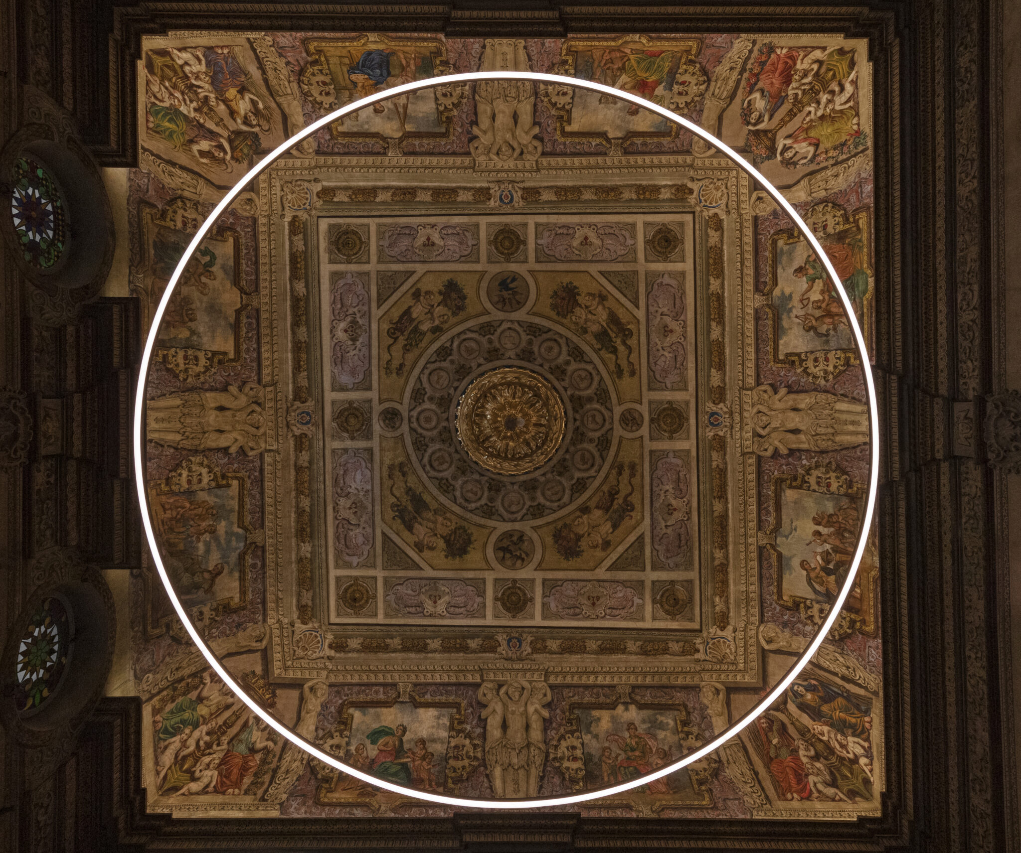 Circular design suspension luminaire for large spaces designed by Josep Lluís Xuclà. Insolit TR Huge