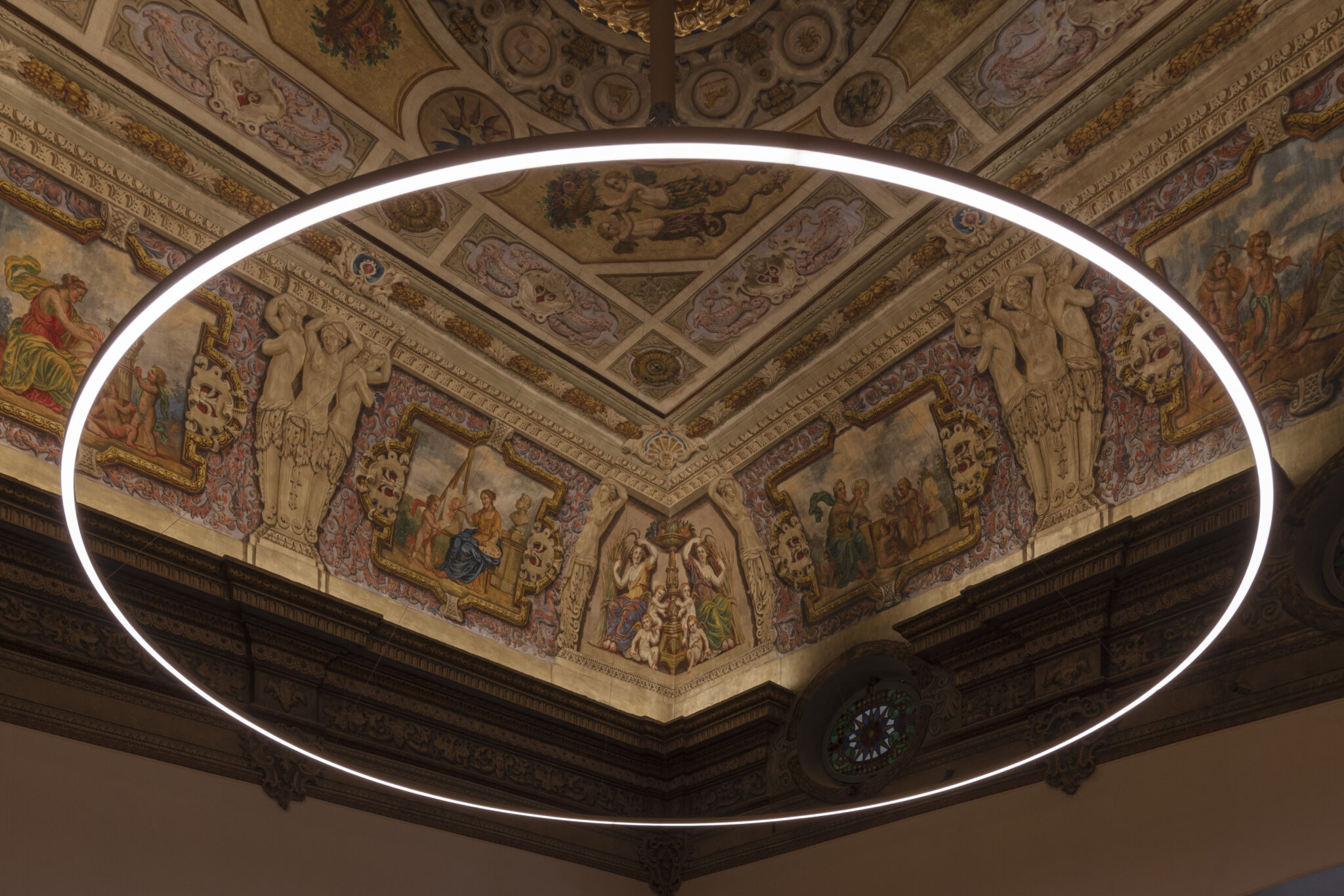 Circular suspension luminaire design for large spaces designed by Josep Lluís Xuclà. Insolit TR Huge