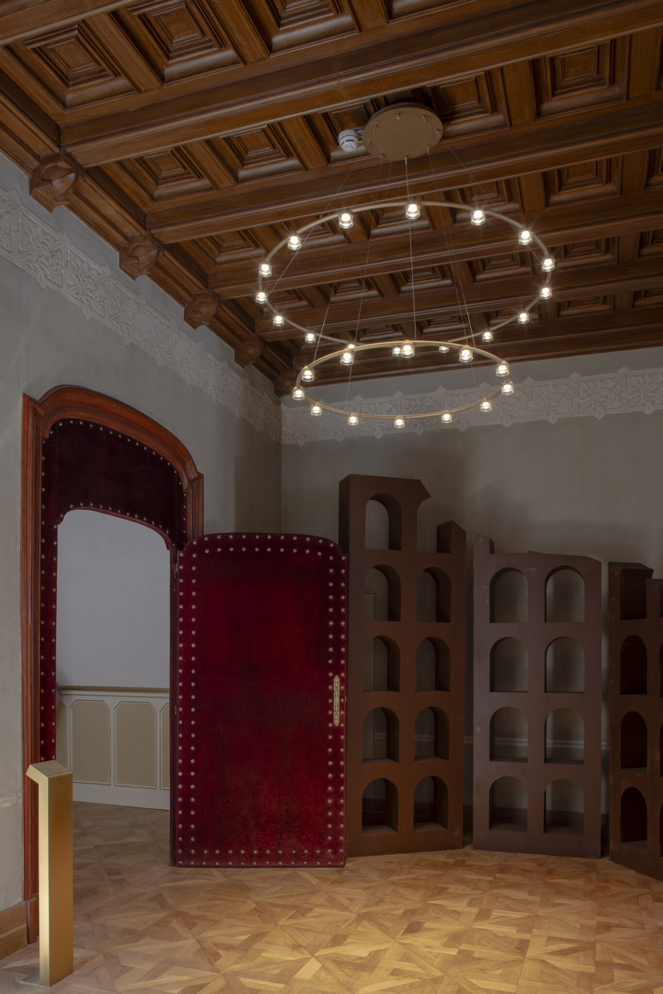 Luminaria de suspensión flotante con focos para grandes especios diseñada por GCA Architects. Insolit Dew